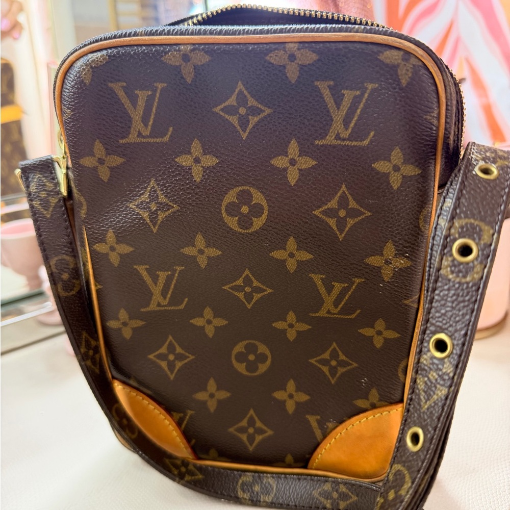 Louis Vuitton Danube crossbody Monogram Messenger Bag - Brown/Tan Leather Trim - Picture 14 of 16